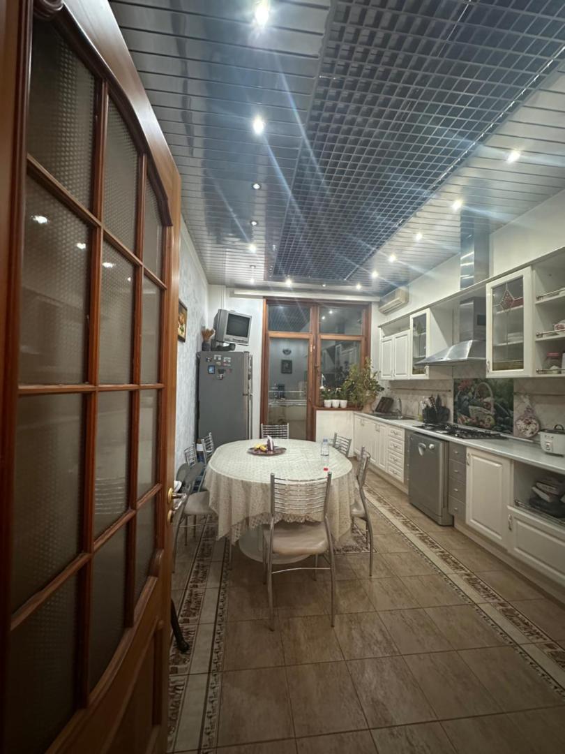 Фотография 4: Large & Comfortable 4-Bedroom Flat in Downtown