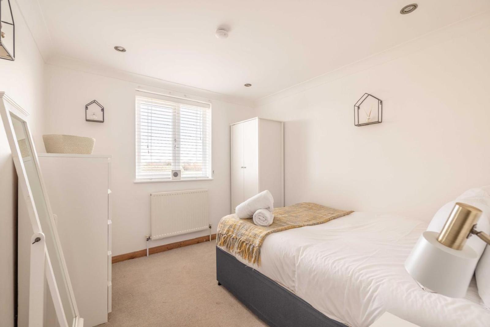 Foto 4: Contractor & Group Stay 6-Bed House with Parking