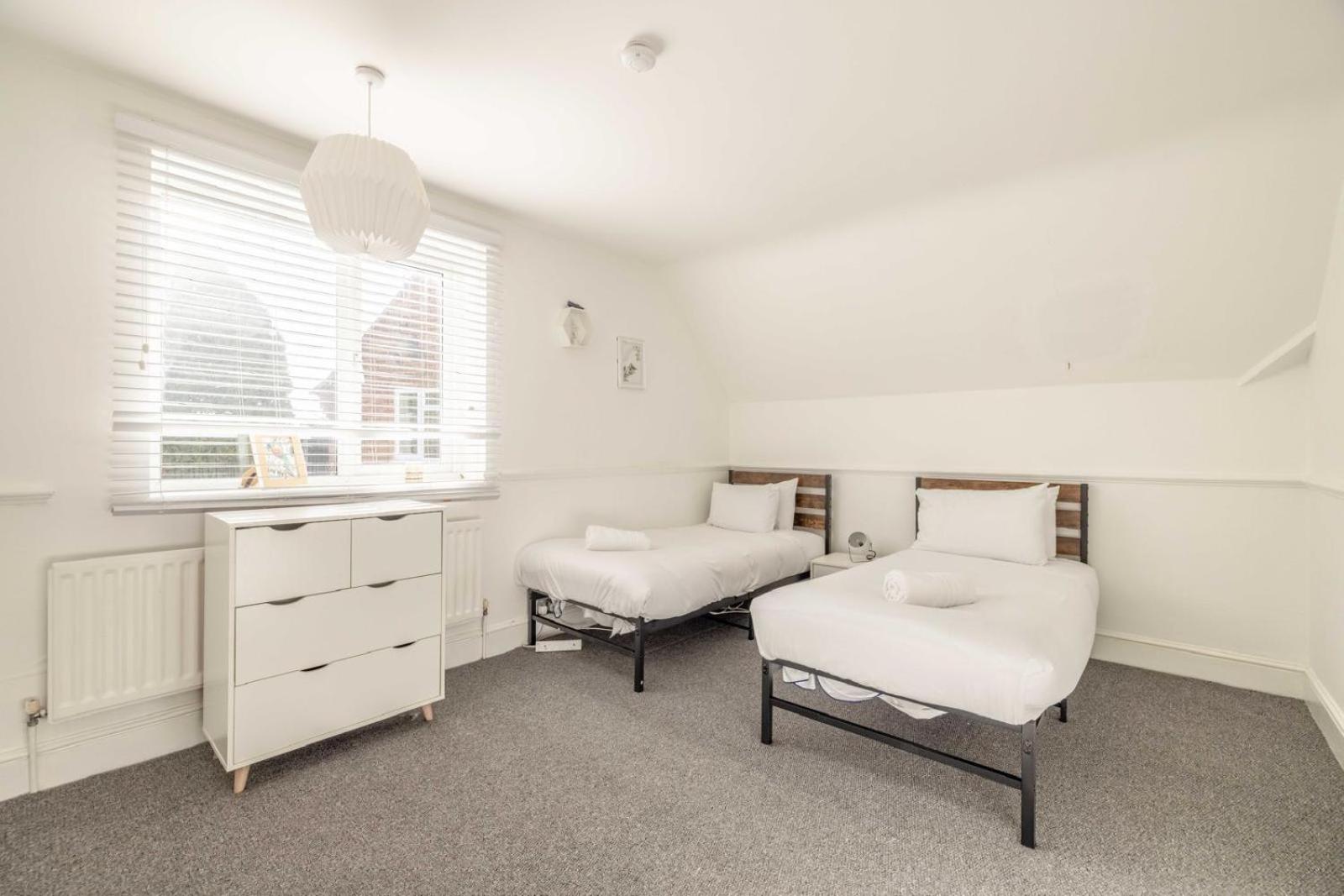 Foto 5: Contractor & Group Stay 6-Bed House with Parking