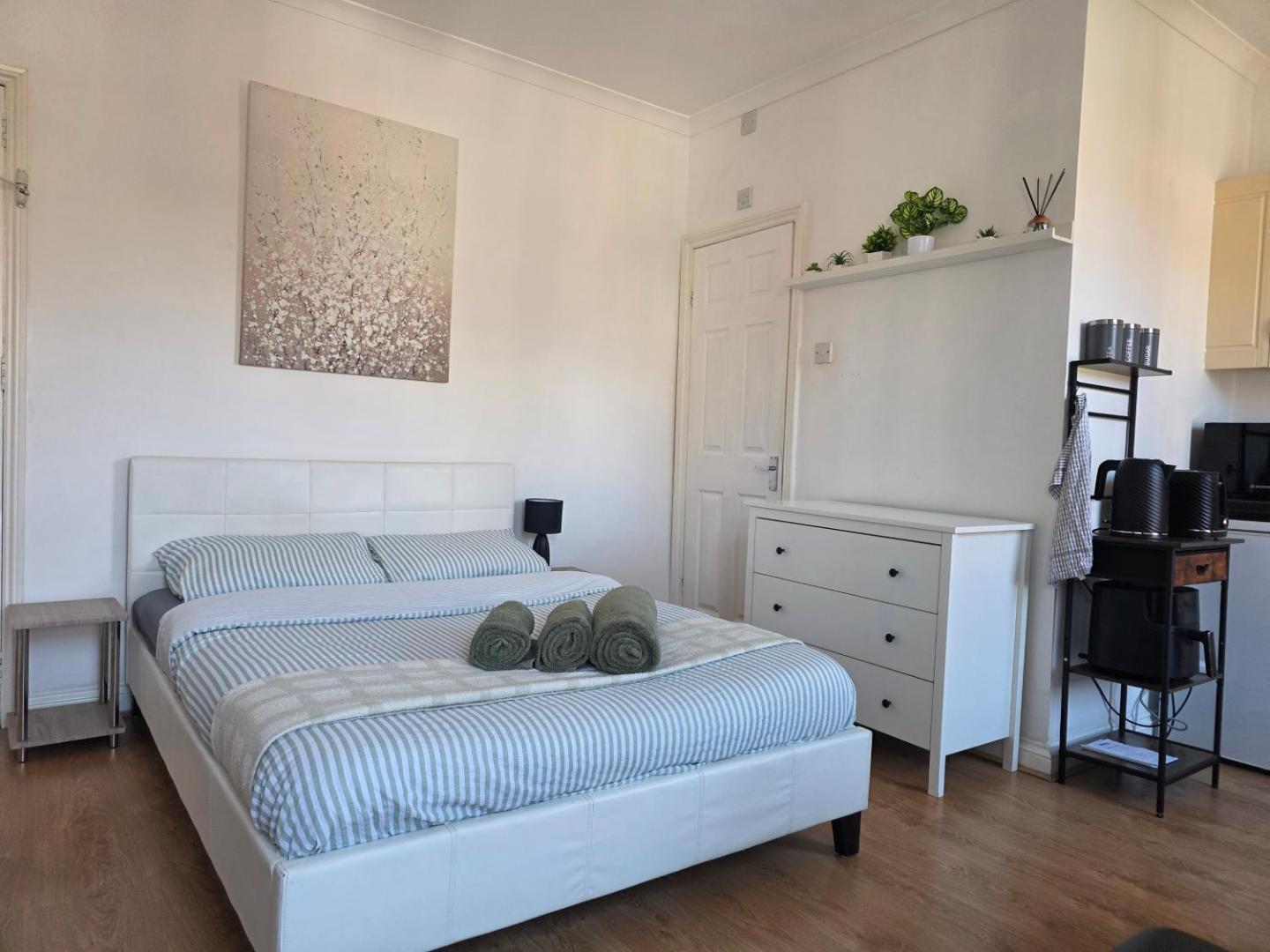 Photo 2 : Central Reading Studios, Ensuite & Double Rooms Oracle & Hospital