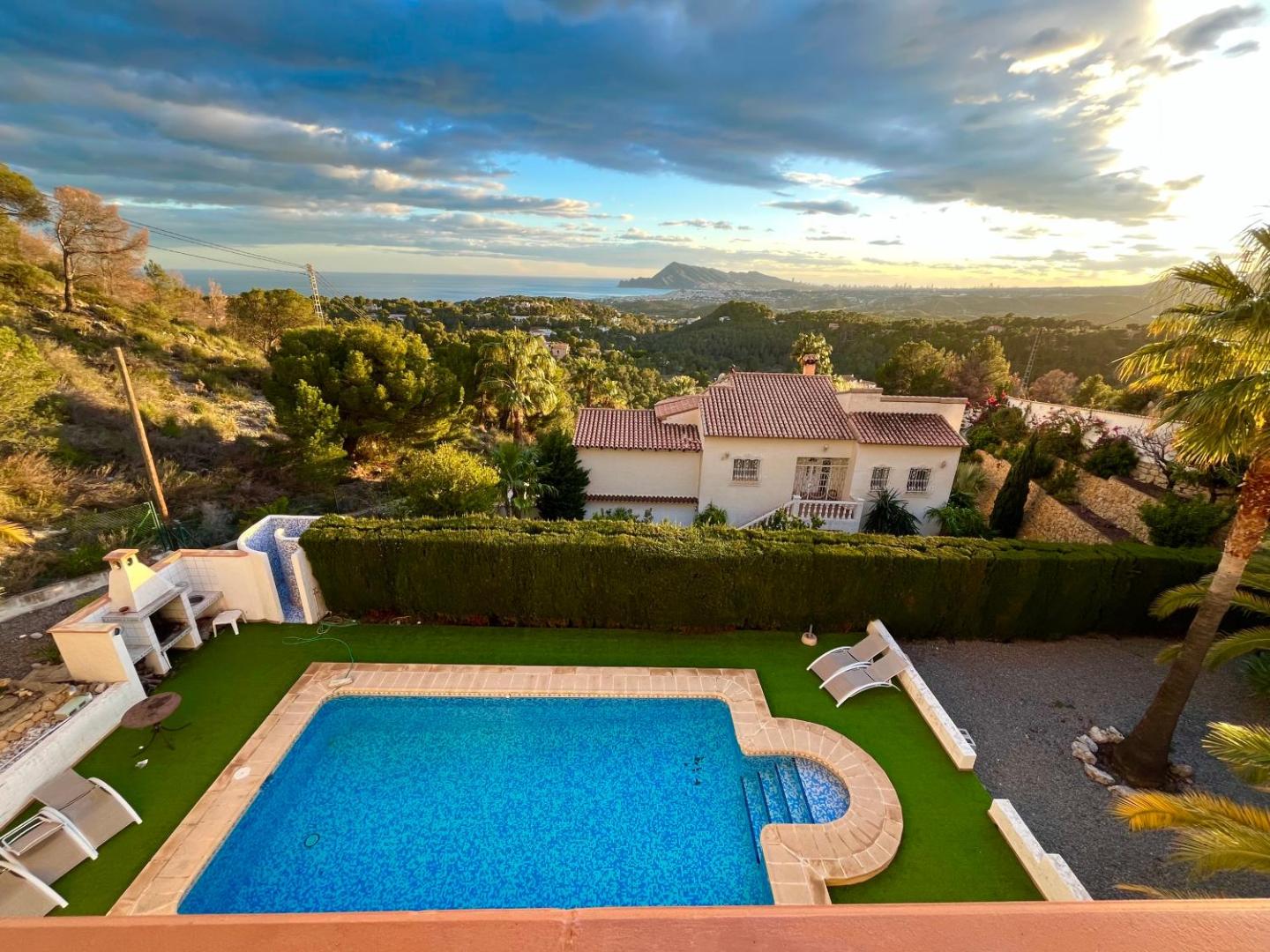 Fotografie 10: Large chalet with private pool