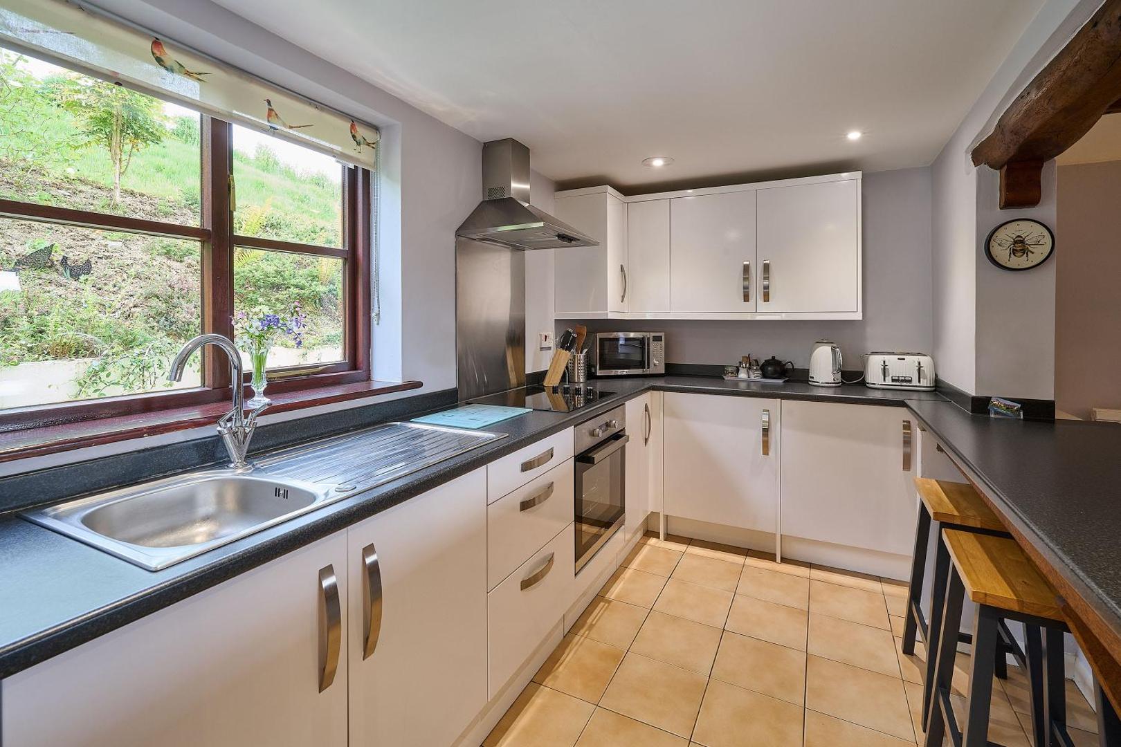 Host & Stay - Coombe Cottage photo 2
