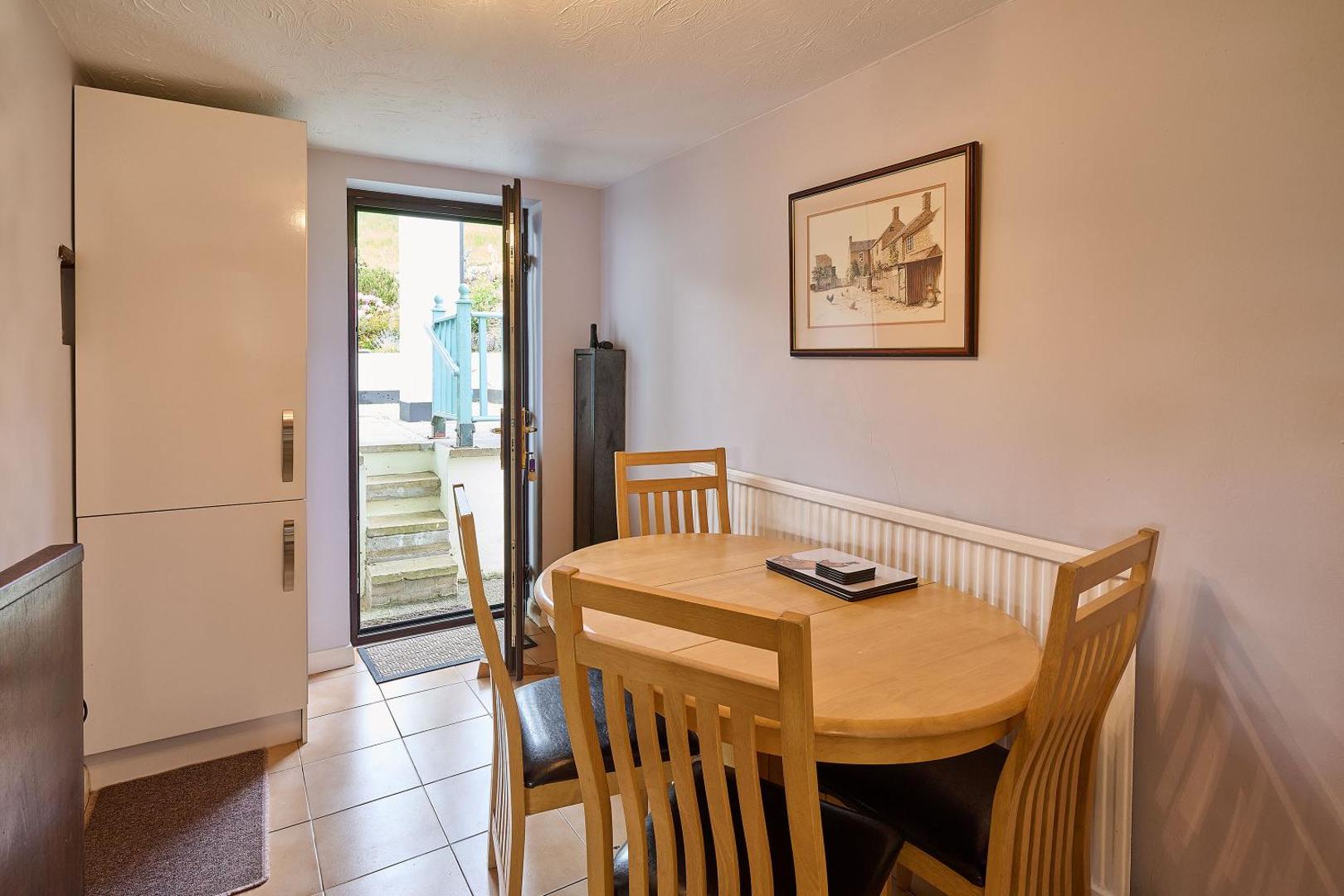 Host & Stay - Coombe Cottage photo 10