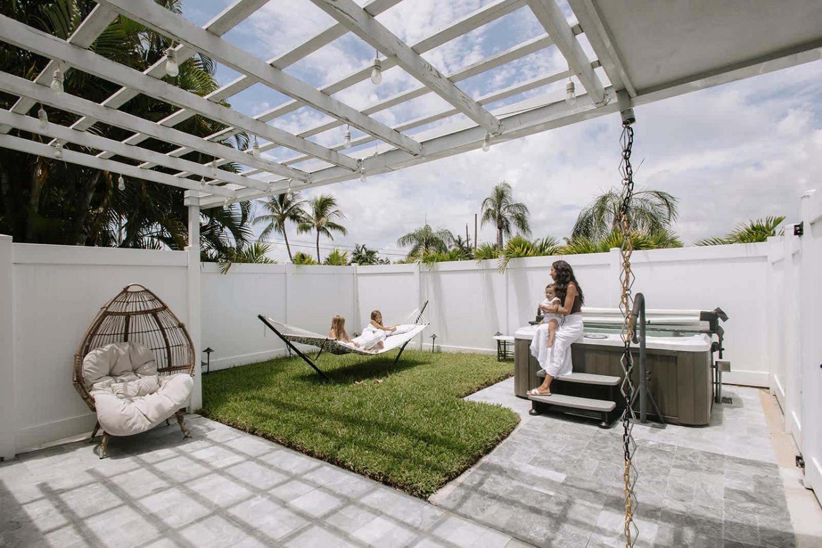 Фотография 8: Spacious Studio in the Heart of FTL Hot Tub