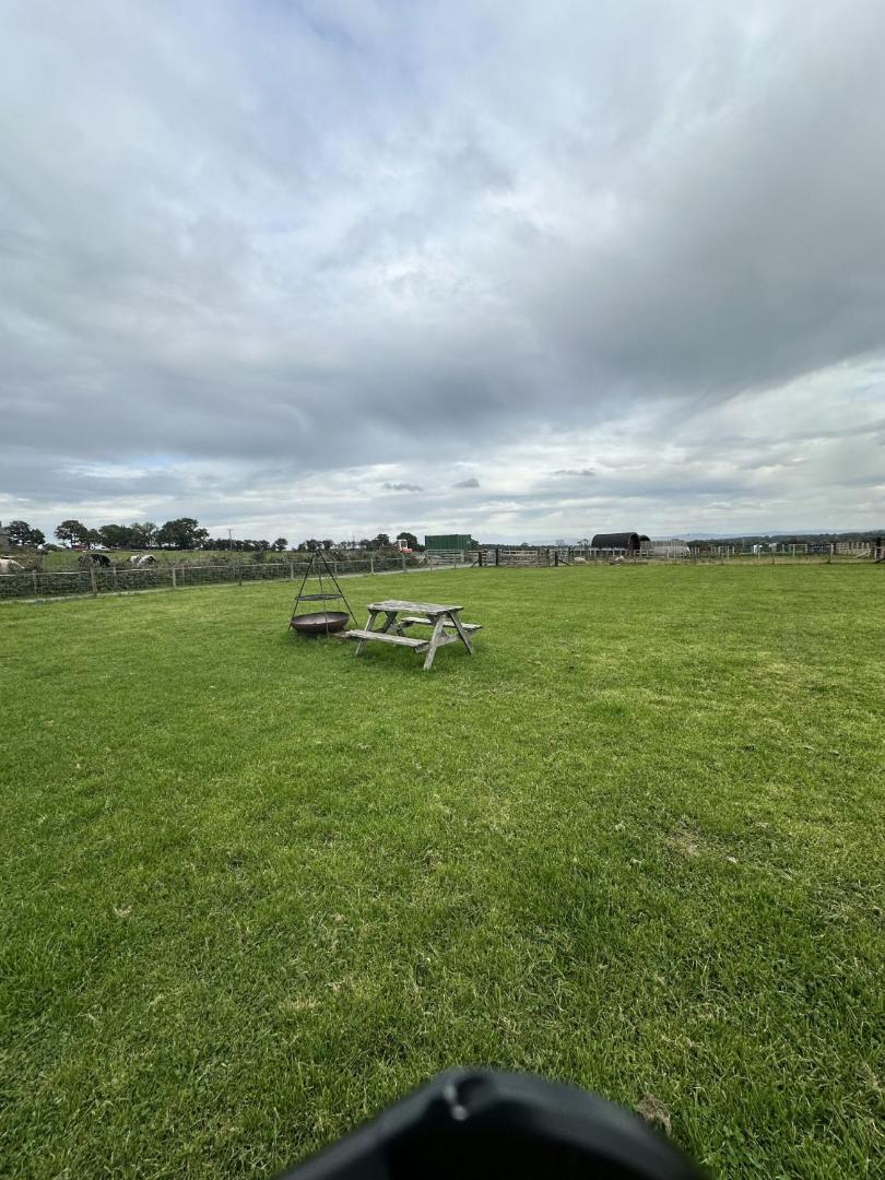 Foto 6: Unit 0 - Fully Serviced All Weather Pitch with Hot Tub