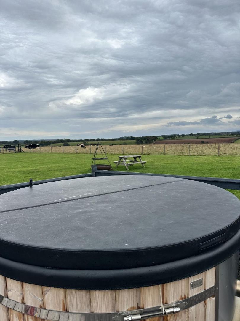 Foto 9: Unit 0 - Fully Serviced All Weather Pitch with Hot Tub