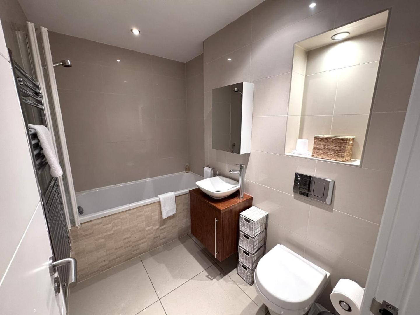 Foto 4: 2 Bed, 2 Bath Apartment by Accommodation Windsor