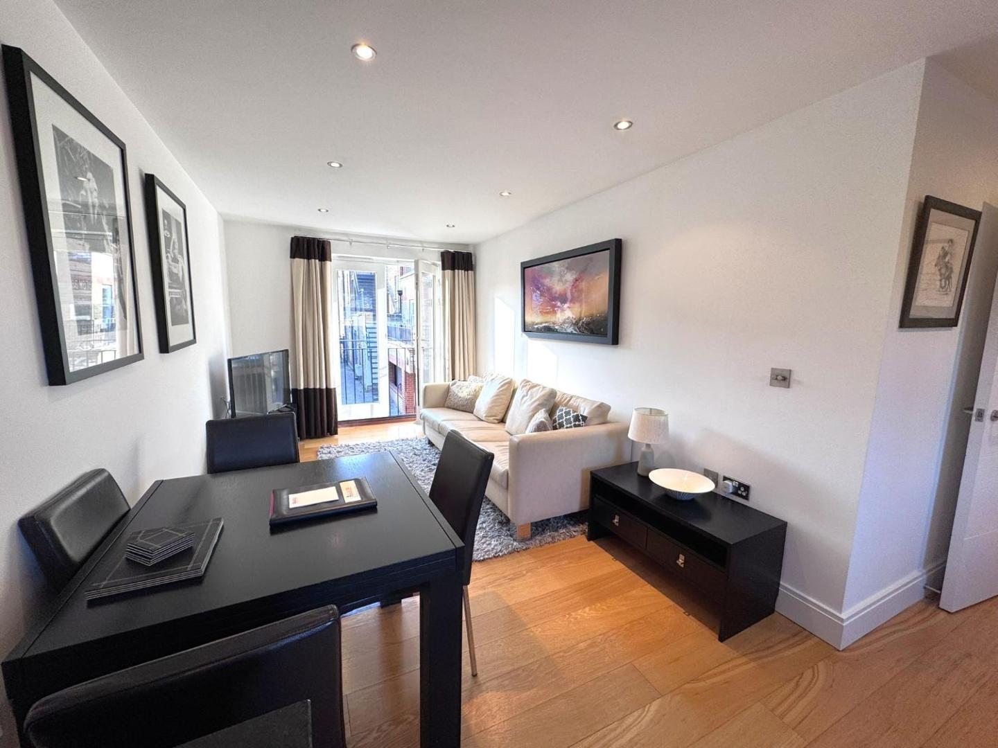 Foto 10: 2 Bed, 2 Bath Apartment by Accommodation Windsor