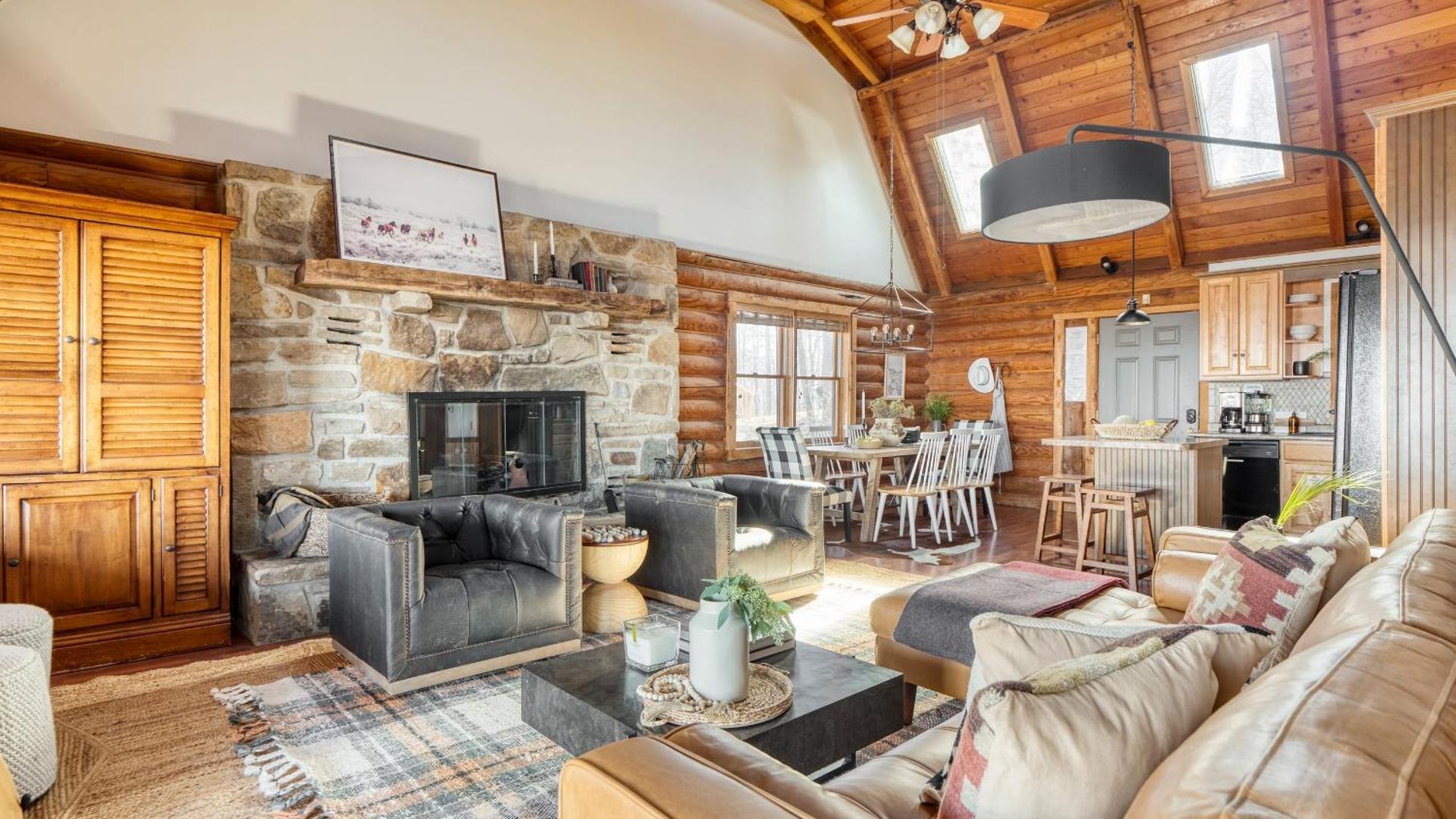 Bilde 8: Pine Needle by AvantStay Log Cabin w Gorgeous Views Hot Tub Patio Pool Table