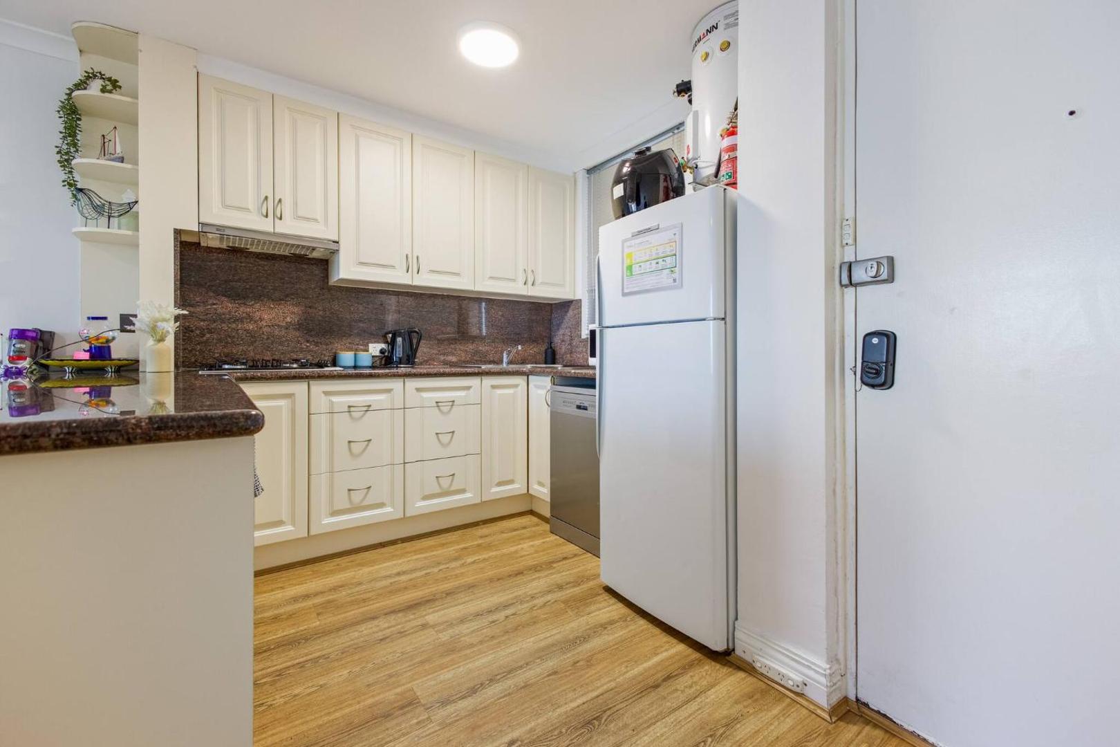 Central + Ocean View, walk beach, parking, Netflix photo 8