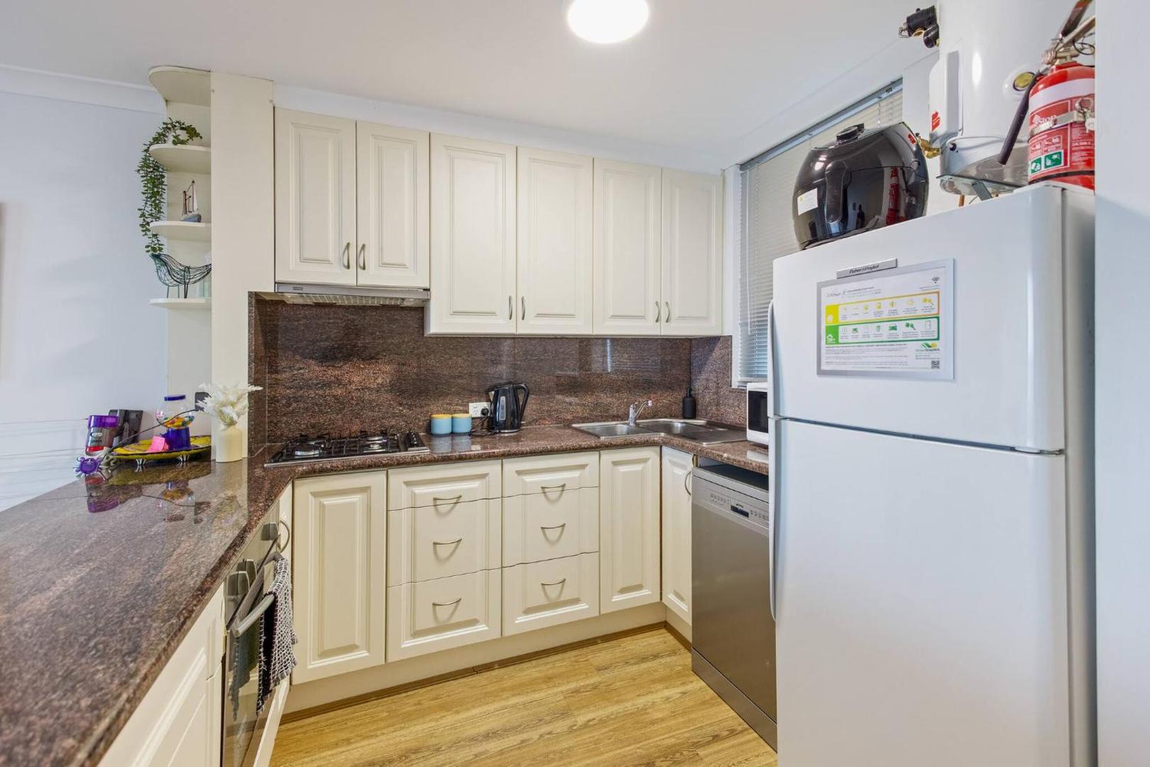 Central + Ocean View, walk beach, parking, Netflix photo 4