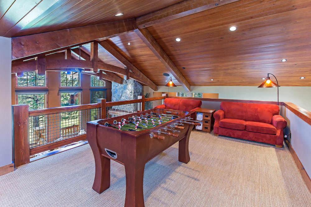 Foto 3: Stonegate #02 Luxe Condo with Foosball Table