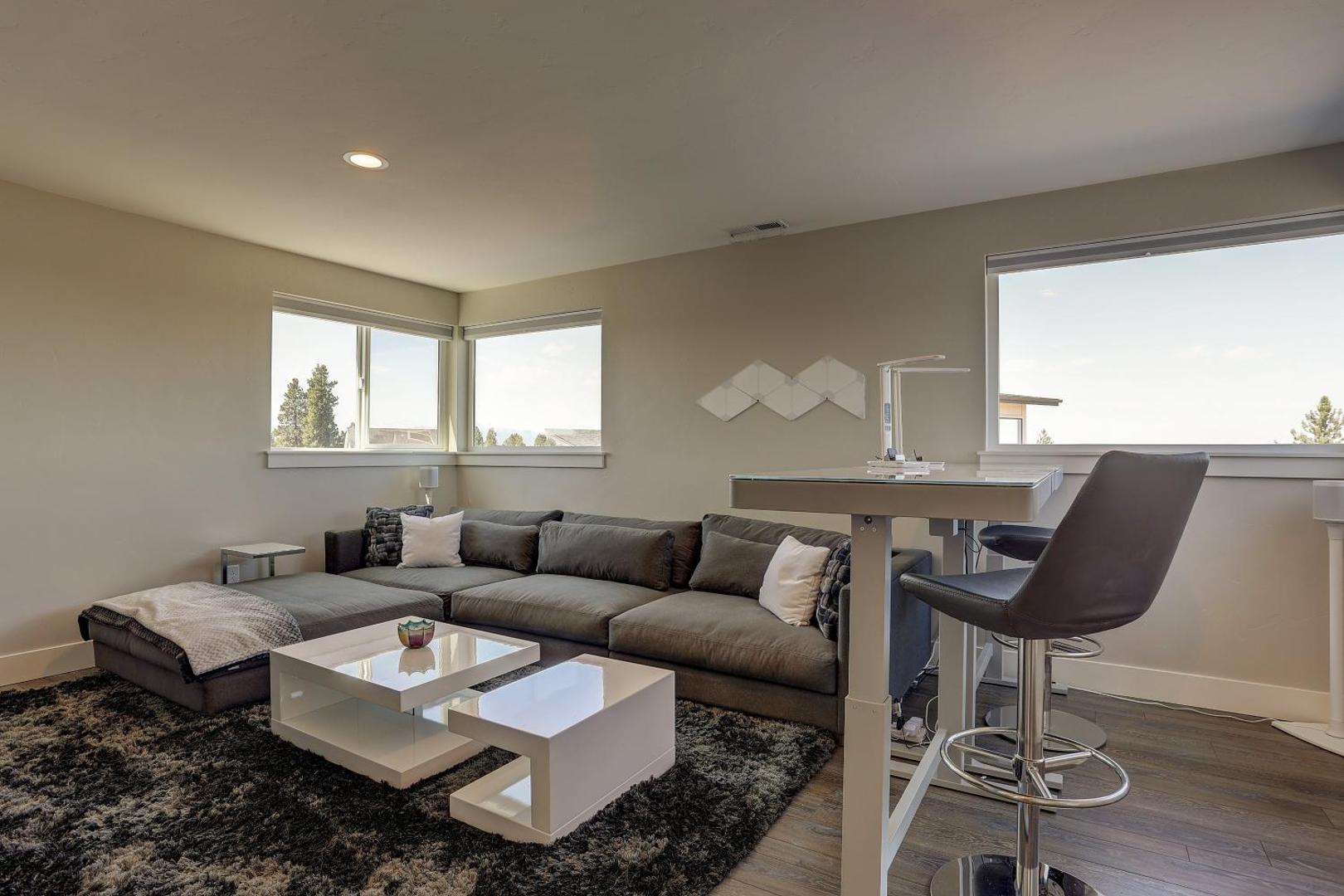 Ruby Peak Spacious & Comfortable Home - 30 day minimum home photo 3