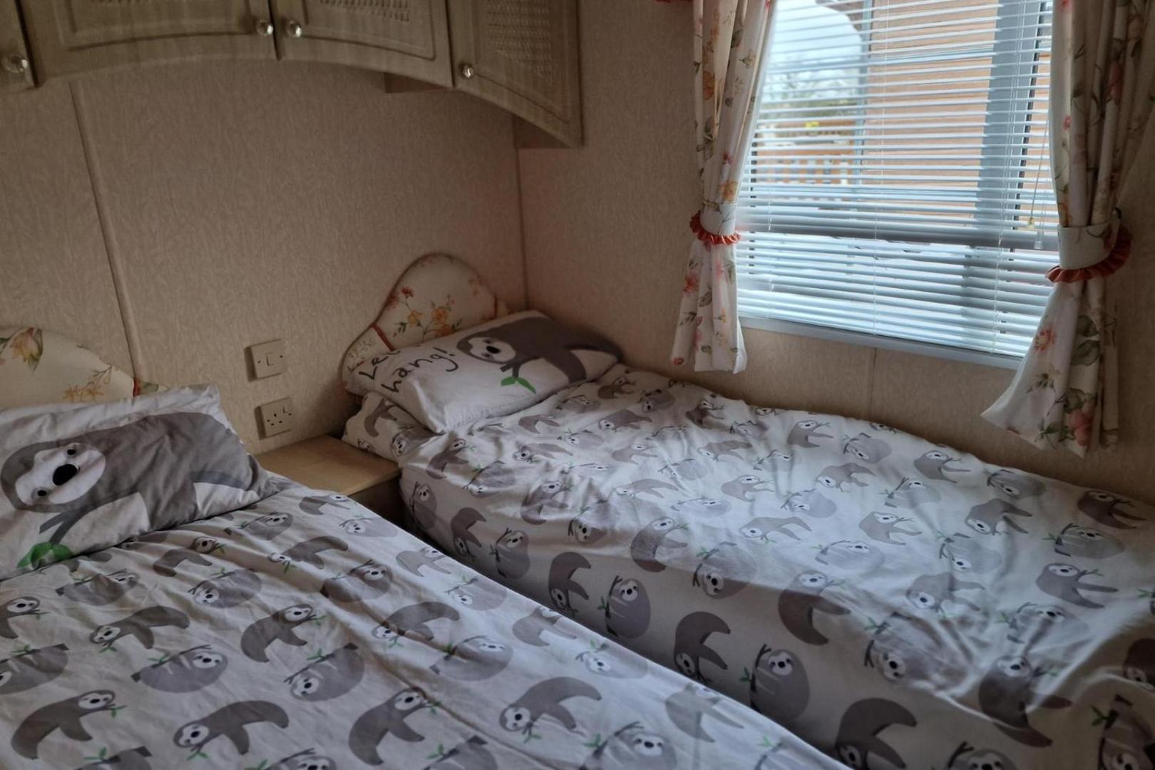 Billede 9: Caravan - Sleeps 4 - Pet friendly - Parking