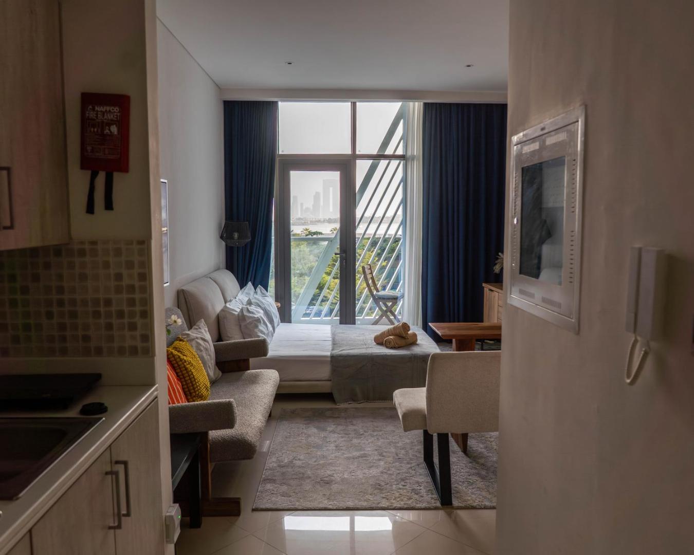 Foto 10: Chic Studio with Beach & Rooftop Pool Access