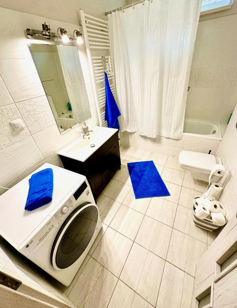 Zdjęcie 11: Unique main square apartment - AC - Balcony - Coffee Machine - Washer - Kitchen- Parking available Free public or Paid Private for 20 euro per stay Please read our emails