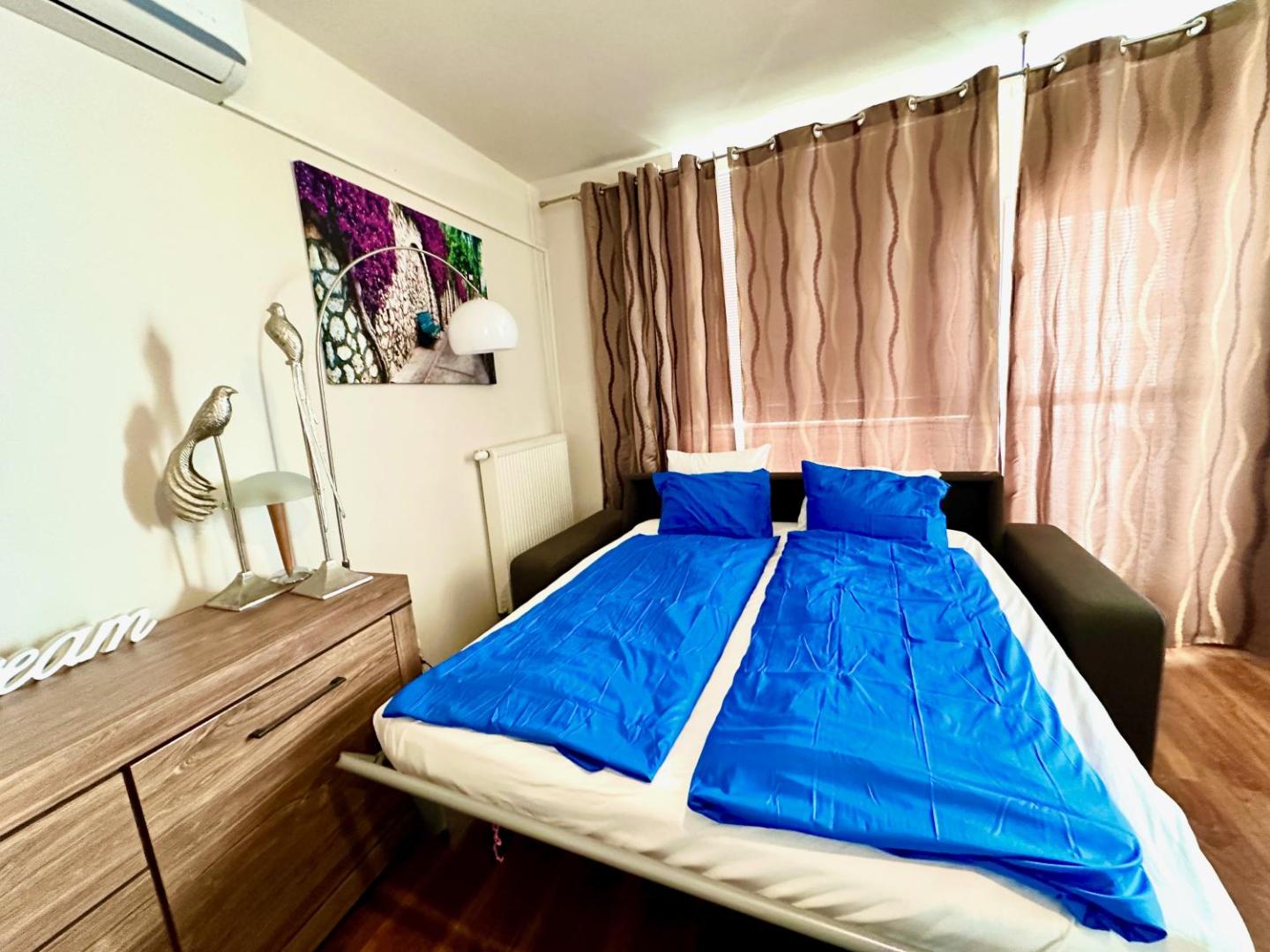 Zdjęcie 6: Unique main square apartment - AC - Balcony - Coffee Machine - Washer - Kitchen- Parking available Free public or Paid Private for 20 euro per stay Please read our emails