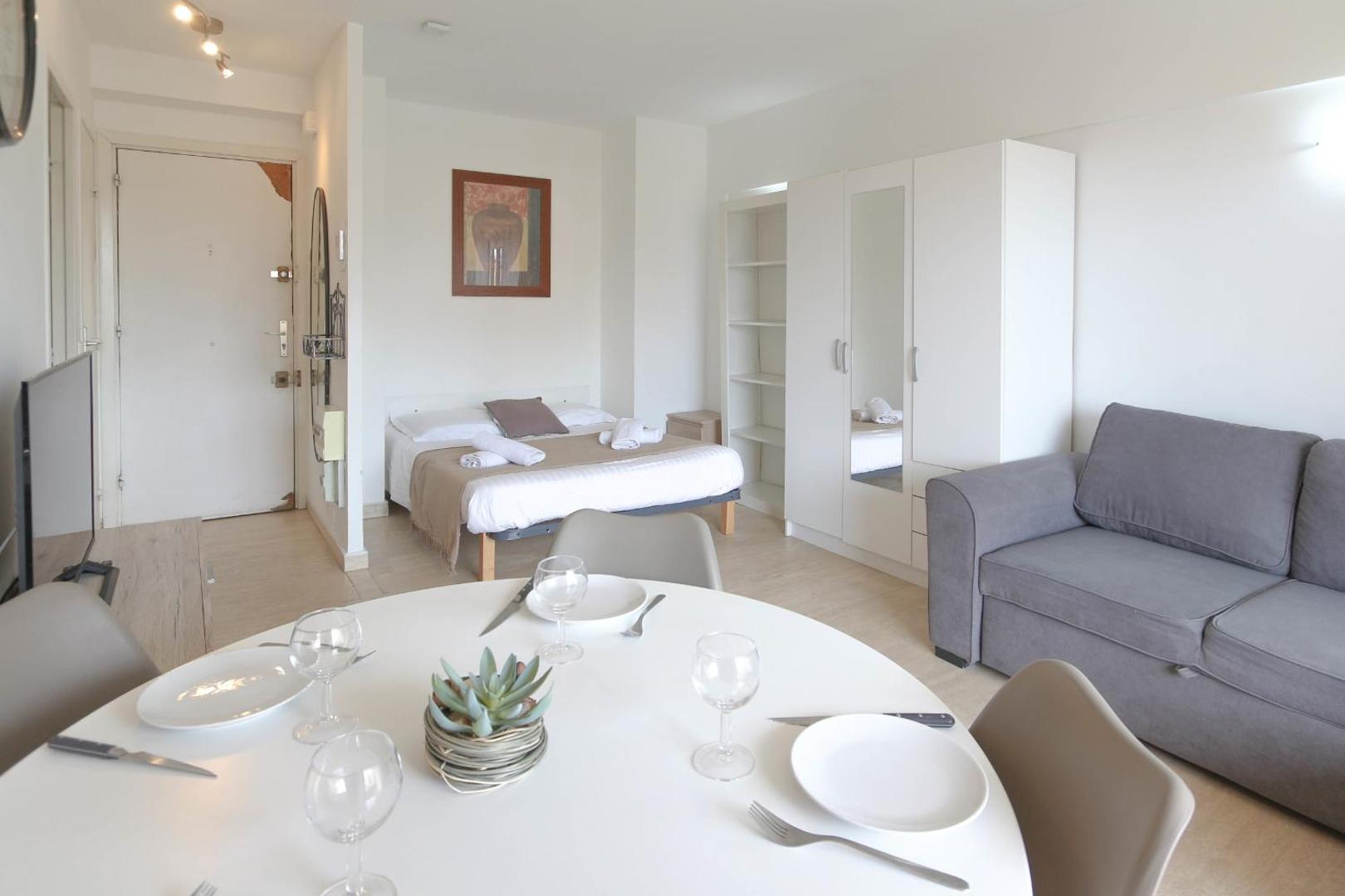 Foto 7: Huge Terrace close to the beach and the palais -Clim- Terrace- BENAKEY