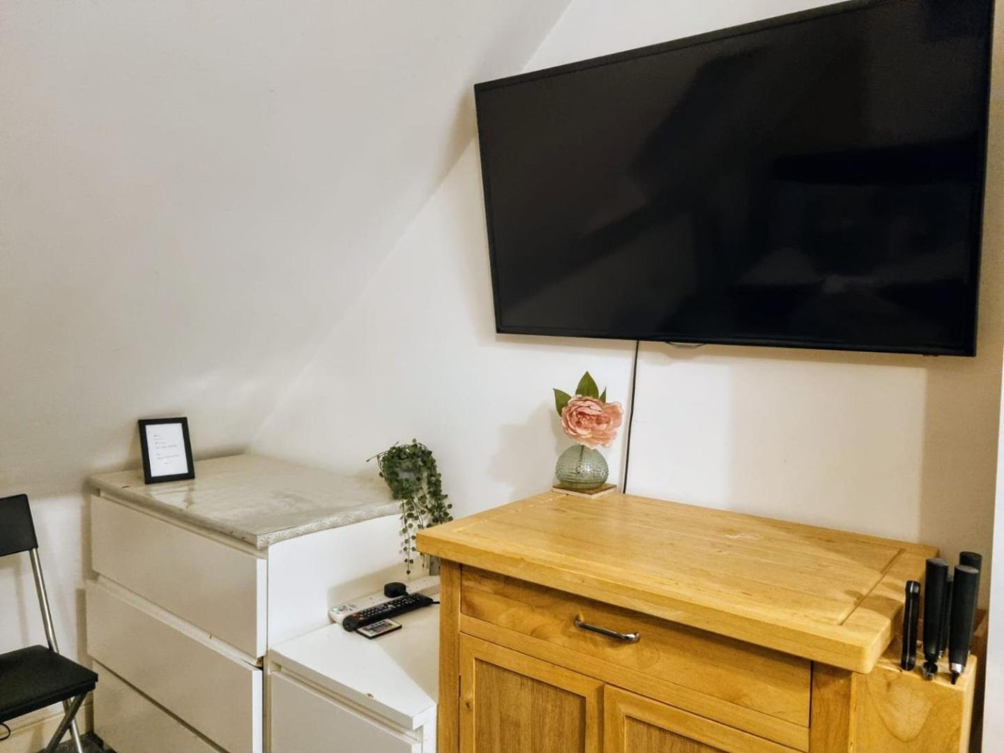 Zdjęcie 4: Loft Flat, near Hampton Court Palace, Free Parking