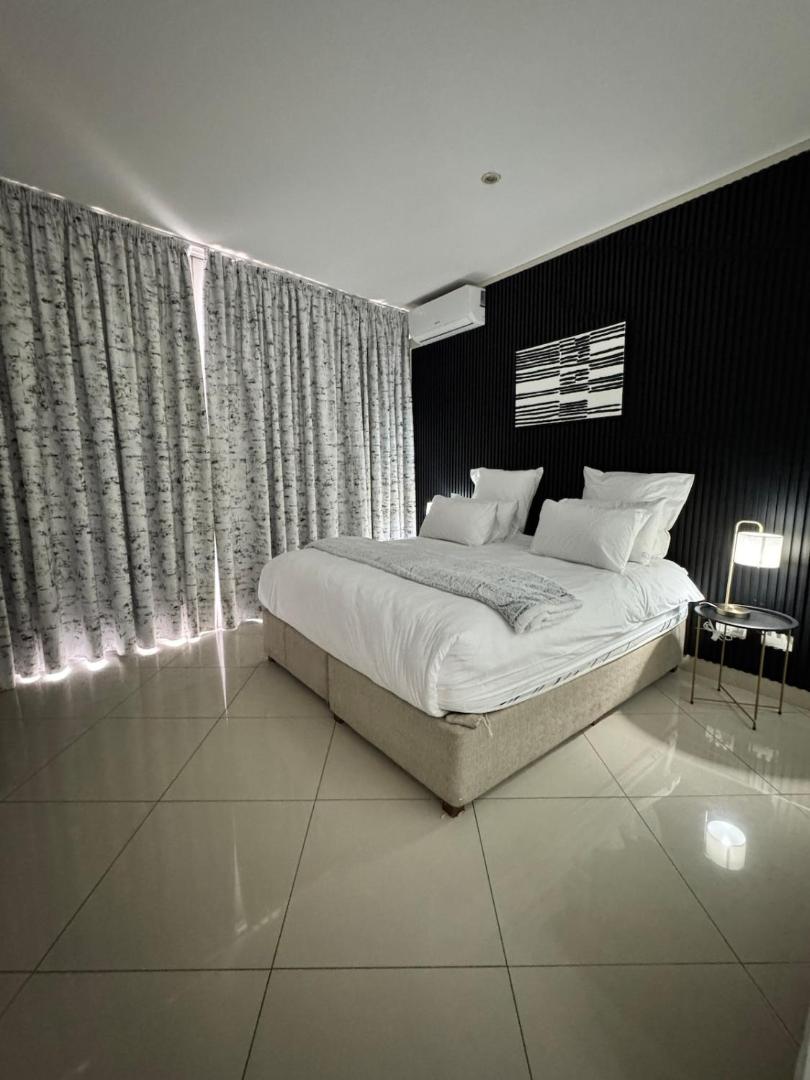 Bilde 8: Accommodation Front - Phenomenal 3 Bedroom with Unique Canal Views