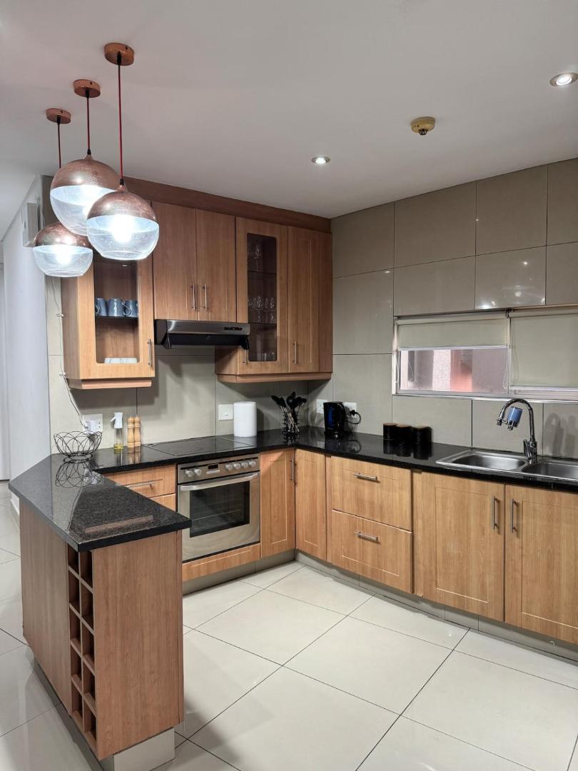 Bilde 6: Accommodation Front - Phenomenal 3 Bedroom with Unique Canal Views
