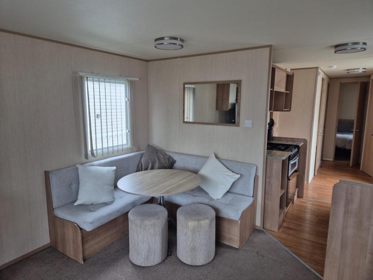 Caravan by the Sea 641の写真2