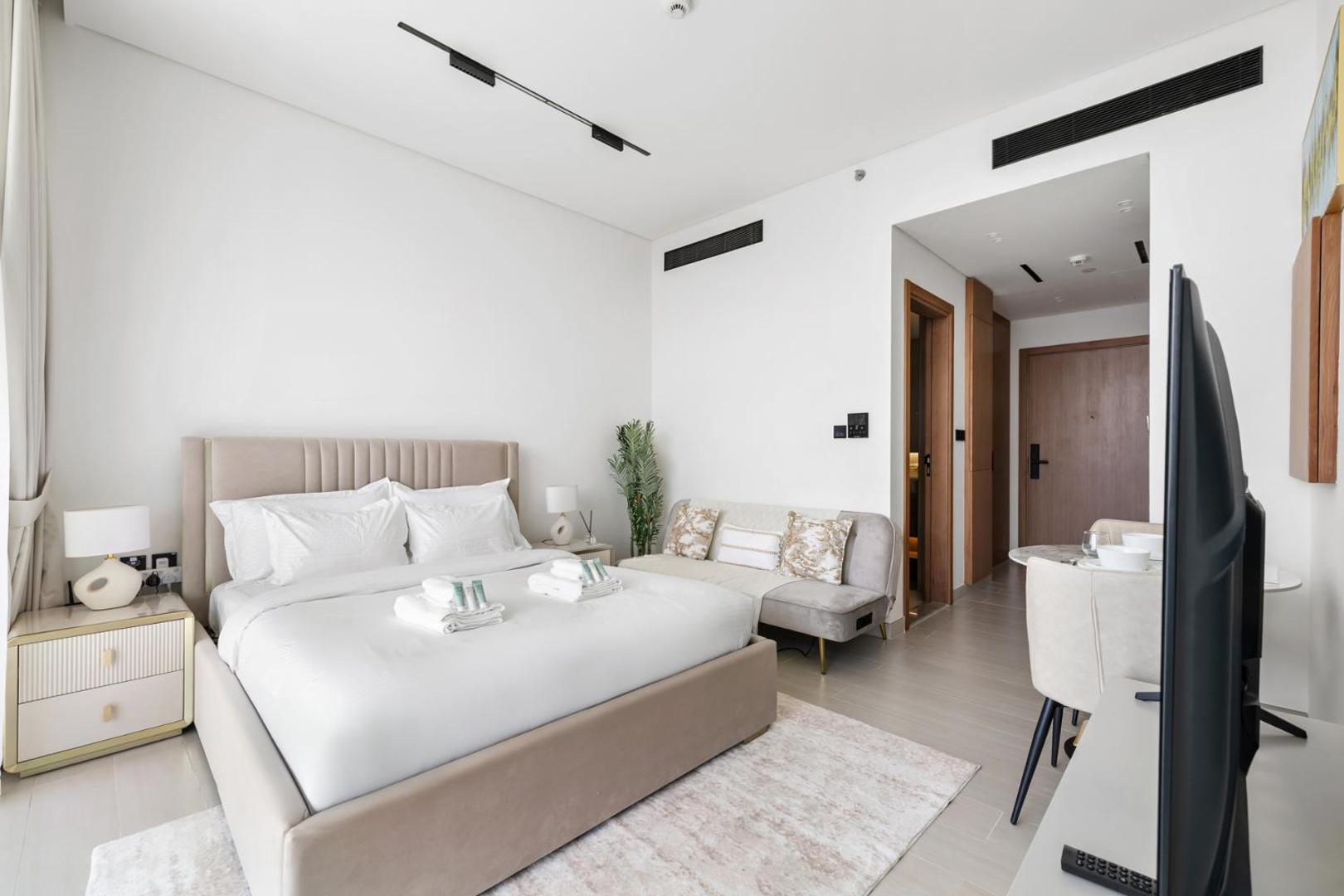 Foto 7: Chic Studio with Balcony, Gym & Pools in JVC