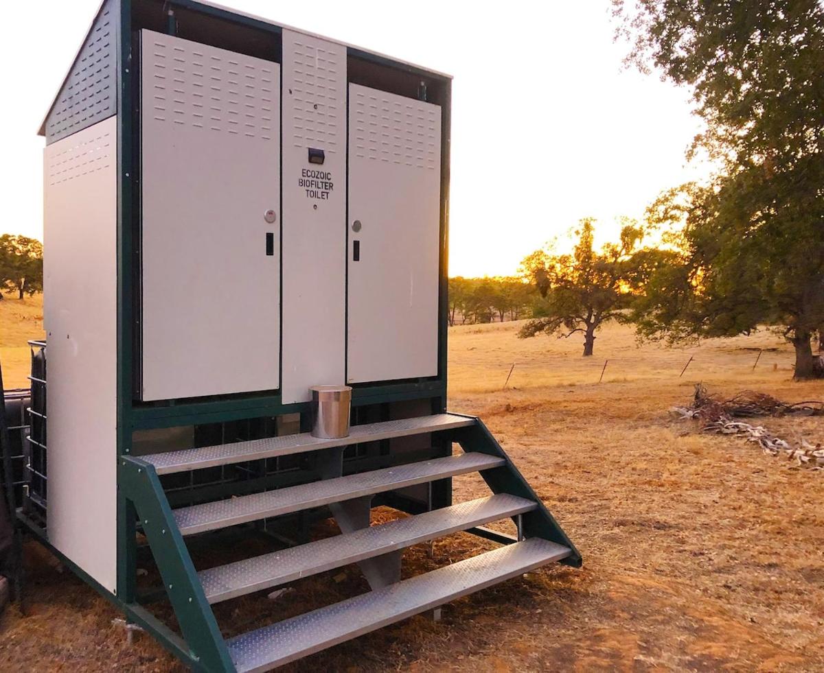 Cute, Lakeside Glamping Bell Tent + Amenities, Wheatland, Californiaの写真5