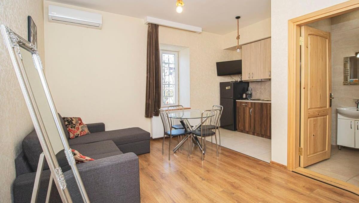 Foto 3: 1BR Apt in Old Tbilisi Near Liberty Square - By Wehost