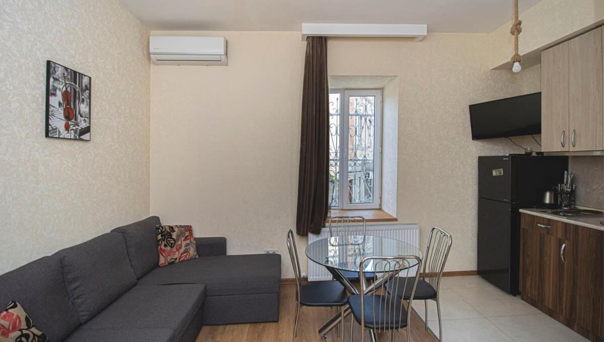 Foto 5: 1BR Apt in Old Tbilisi Near Liberty Square - By Wehost