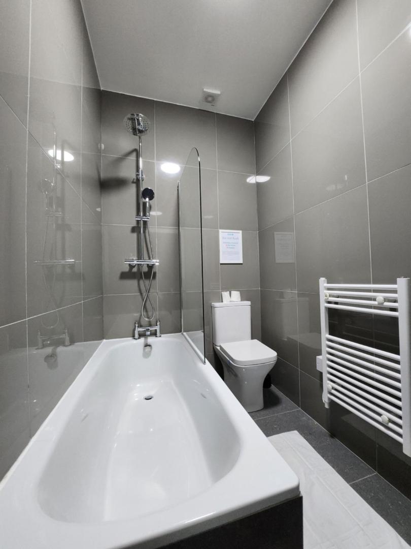 Foto 8: SuperValue Suite 9 - Fast WiFi, Hotel Linen, Keyless Entry, City only 10 Mins - BY PROPERTY PROMISE