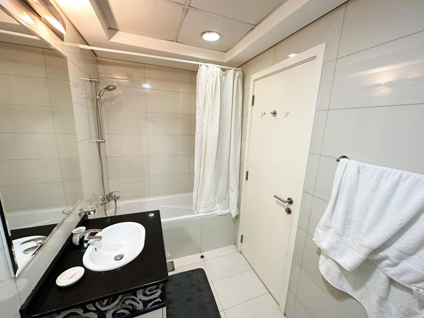 Fotografia 10: Modern Studio in Executive Bay Business Bay Pool, Gym with WiFi