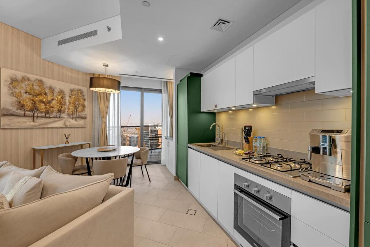 Bilde 2: Waves - Elegant High-Floor 2BR Close To Downtown