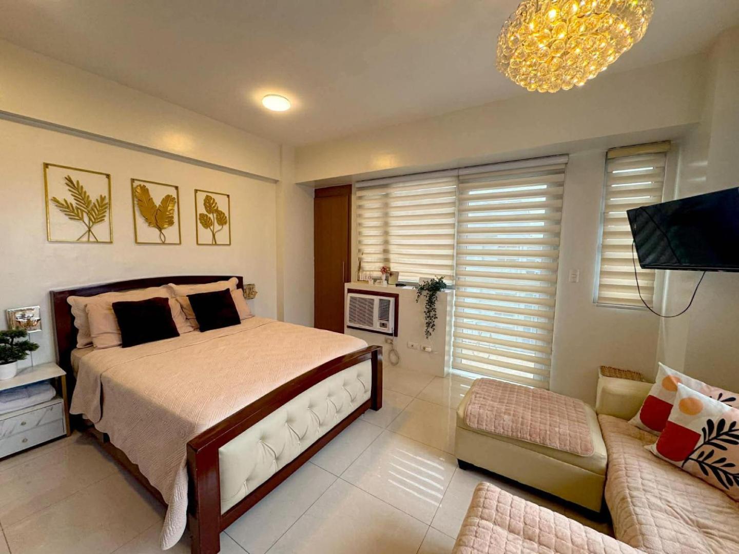 Fotografie 9: Chic Unit with Balcony - Free wifi & netflix across Naia Terminal 3 Airport