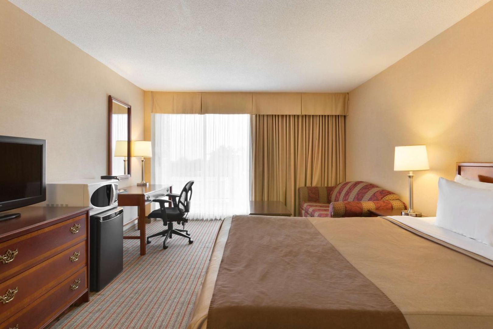 Foto 10: Ramada by Wyndham Belleville Harbourview Conference Center