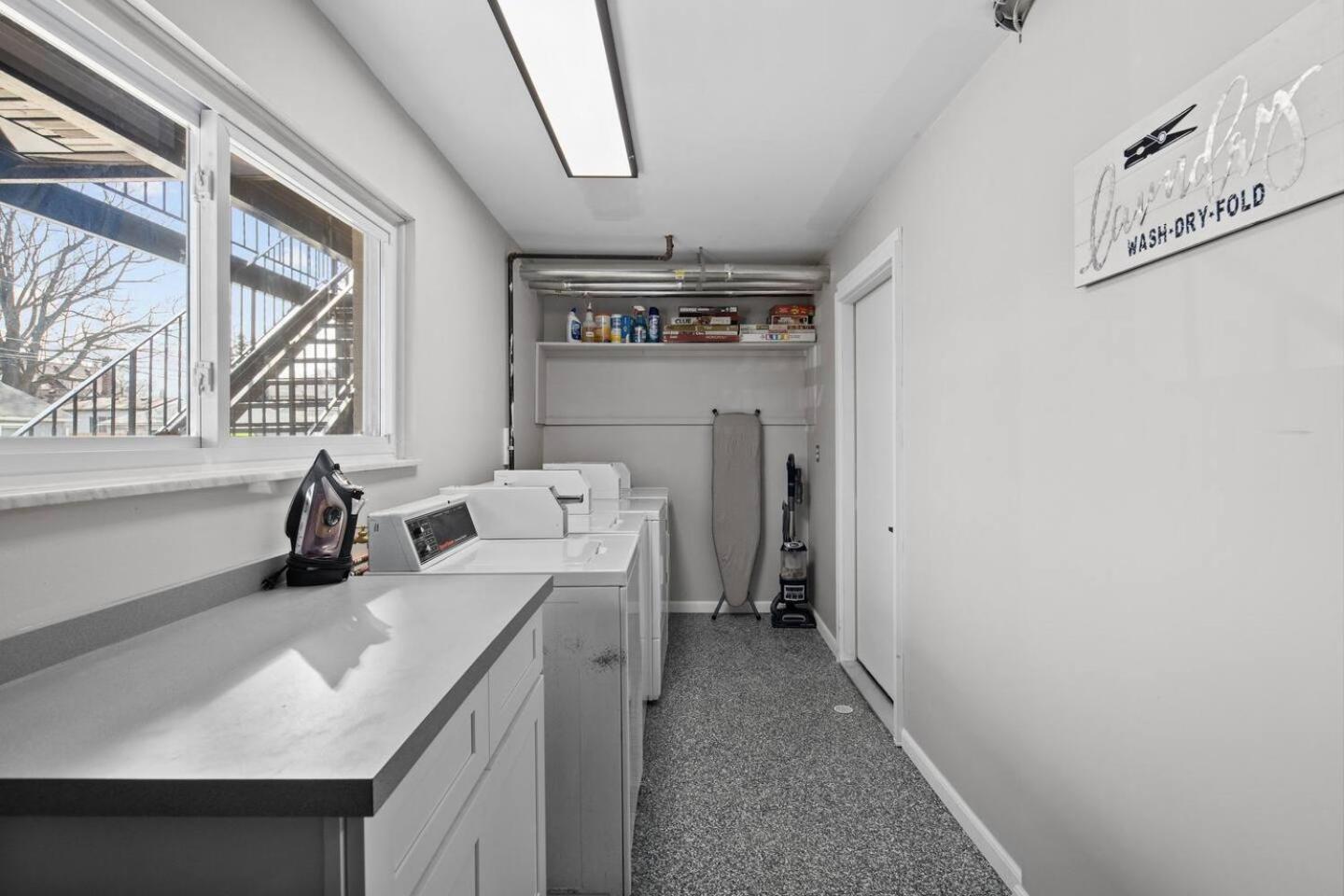 Foto 3: Bright & Spacious 2 Bedroom, Quiet
