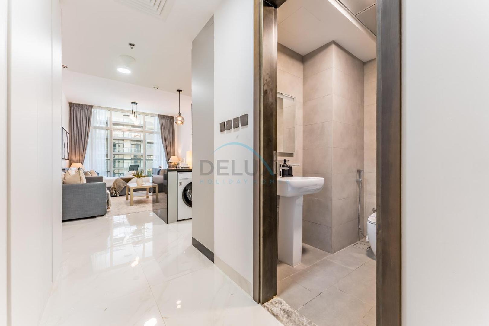 Kuva 10: Studio with Balcony and Views, Walk to Butterfly Garden, Just 20-Minute Drive to JBR Beaches, Uniestate Supreme Residence, Arjan by Deluxe Holiday Homes