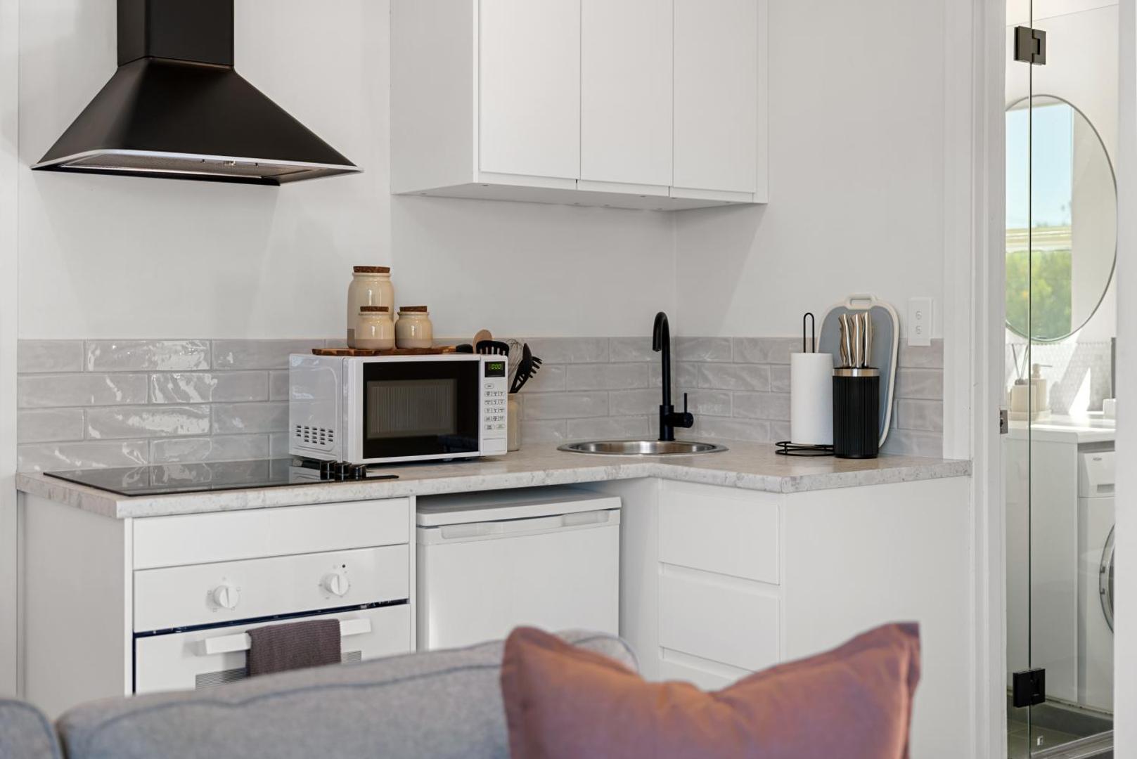 Kuva 10: Fleur at Lotus – Chic Boho Flat Near Glenelg & CBD
