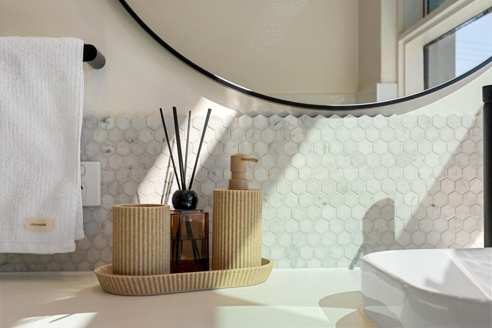 Kuva 7: Fleur at Lotus – Chic Boho Flat Near Glenelg & CBD