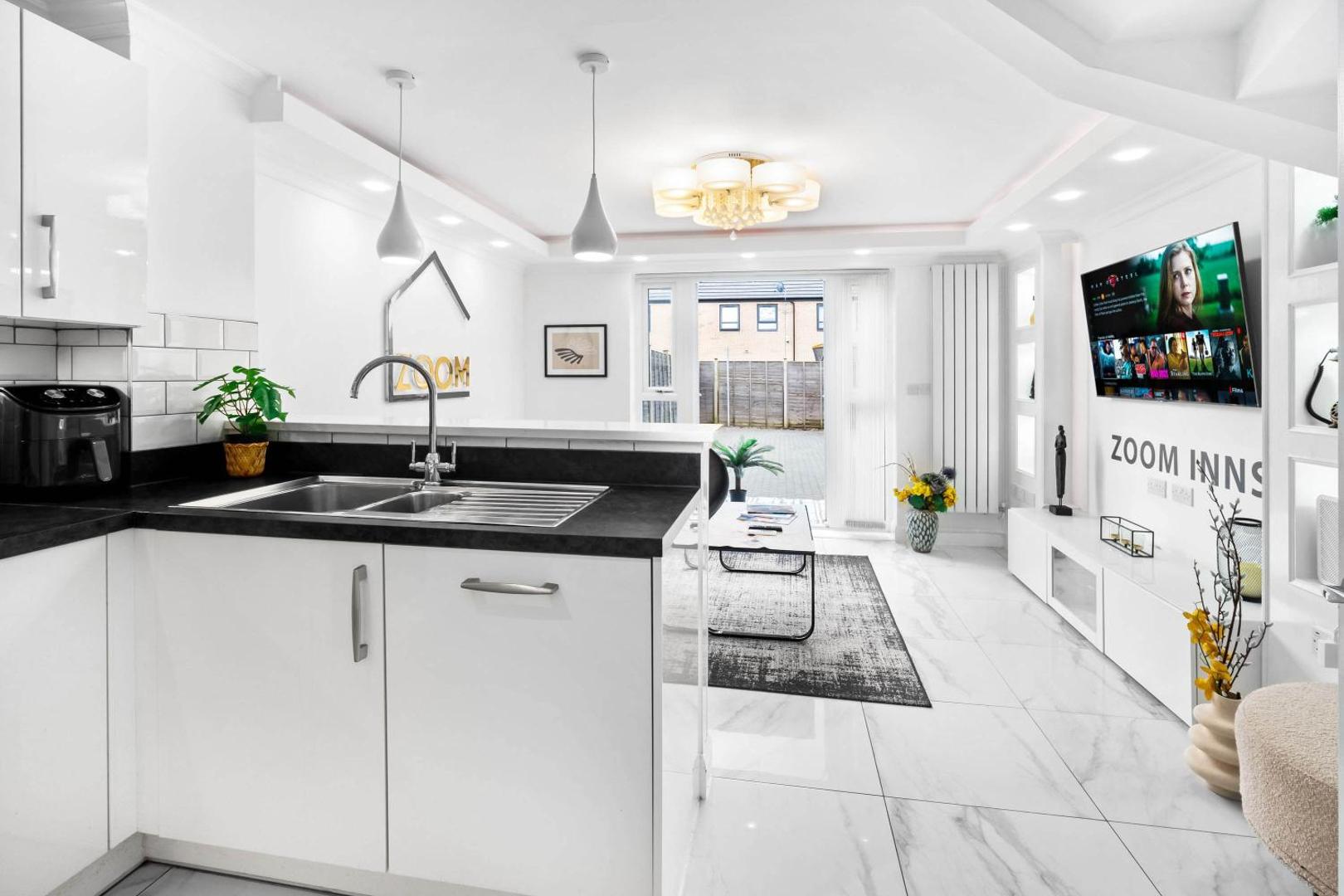 Fotografia 3: Spacious, Chic Townhouse with Parking & Garden