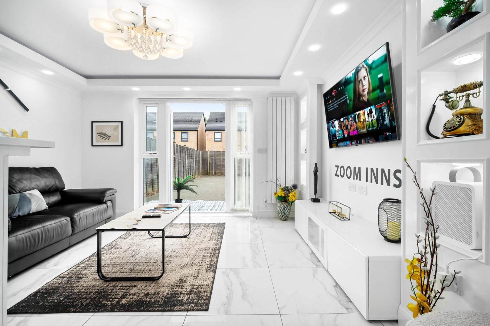Fotografia 5: Spacious, Chic Townhouse with Parking & Garden