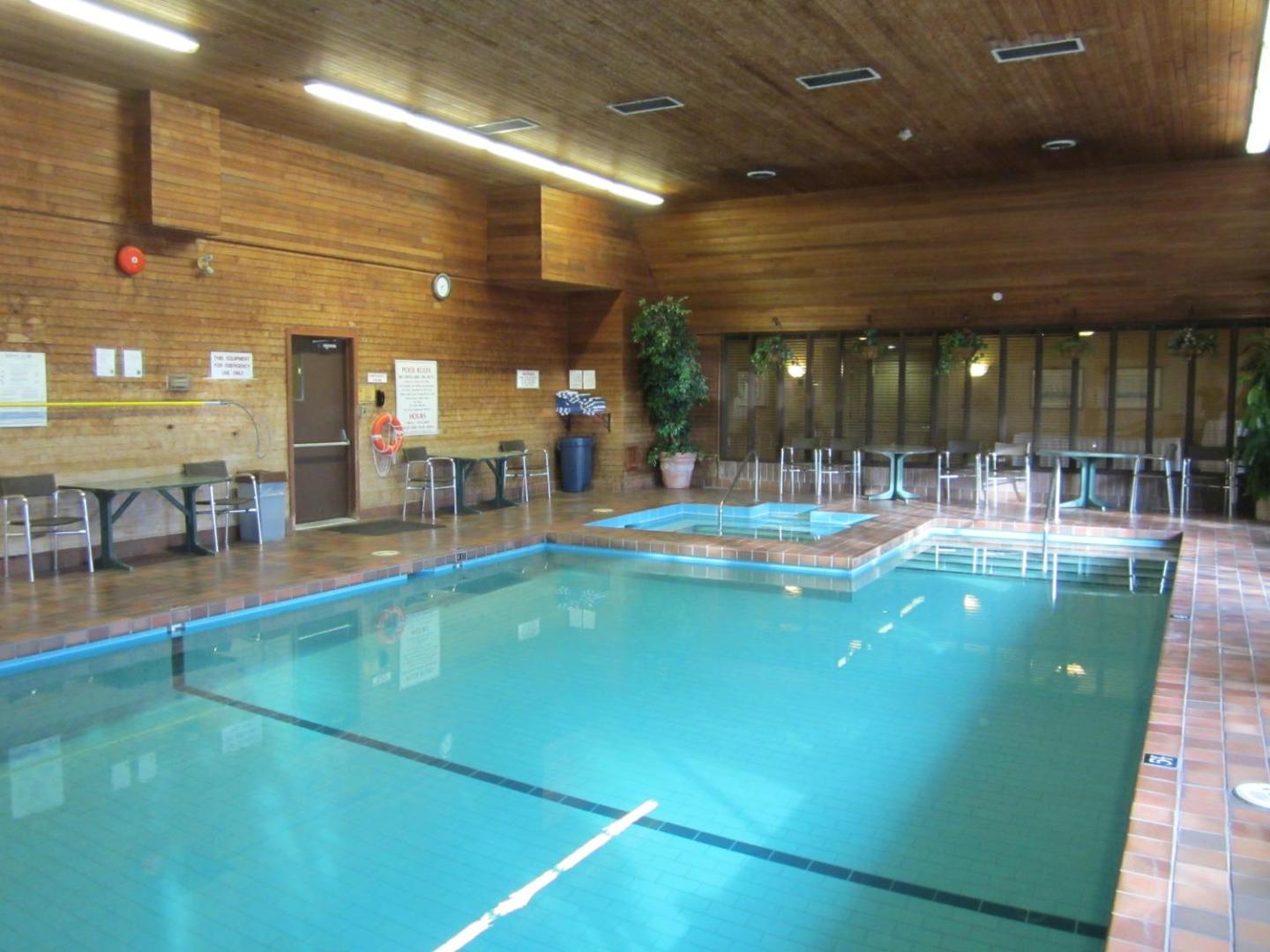 Fotografie 10: Ramada by Wyndham Kelowna Hotel & Conference Center- Pool, Hot Tub, and Restaurant
