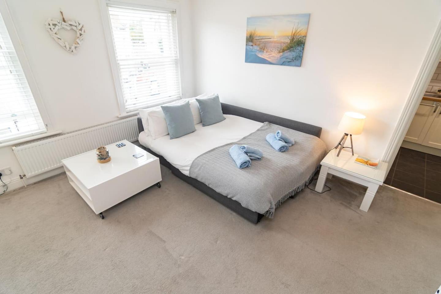Kuva 2: Light & Airy 1-Bed, Town Centre, Near Beach