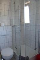 Dreibettzimmer mit Dusche
