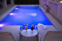 Studio mit Poolblick