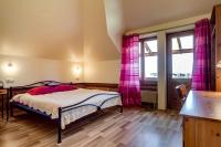 Zimmer mit Kingsize-Bett und Balkon