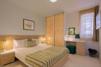 Appartement met 1 slaapkamer, een terras en uitzicht op zee.