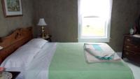 Habitación con cama grande