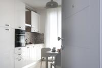 Appartamento con Balcone e Vista Piscina