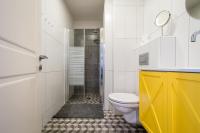 Deluxe Three-Bedroom Apartment with Balcony